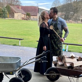 Na Silvestra si Vendula s manželem Pepou uvařili guláš. Zřejmě jeden z posledních, protože naše Máma na přechodu si od ledna hlídá jídelníček.