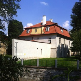 Pohled na Werichovu vilu od Čertovky, což je krátký kanál oddělující Kampu od Malé strany.