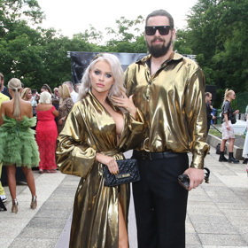 V minulém roce se Gabriella s přítelem objevili na přehlídce Debbie Brown ve zlatých outfitech.