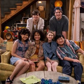 ...nyní nahradila devadesátková parta. Pokračování od Netflixu se jmenuje Zlatá devadesátá.