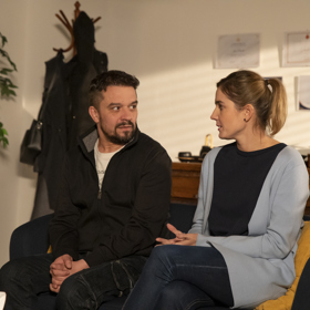 Karla a Mára se rozhodnou absolvovat terapii. 