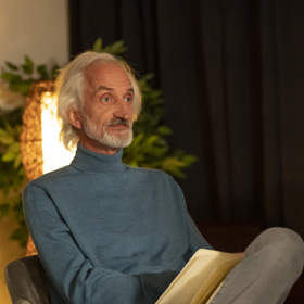 V roli terapeuta Jana Reindla se objeví Jan Slovák, který je dlouholetým členem divadla Sklep.