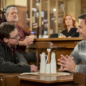 Šimon je v poslední době vzpurnější než obvykle. Proto se jeho táta Hynek pokusí víc na něj dohlédnout.