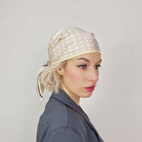 Šátek uvázaný na pirátský styl může být skvělým doplňkem vašeho outfitu. 