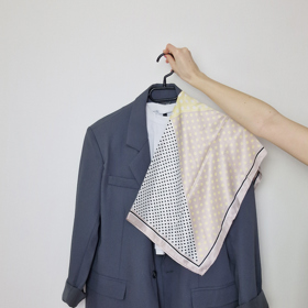 K šedému saku či blejzru bude sedět perfektně. Do spodu saka doporučujeme bílý  top. 