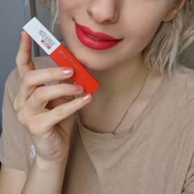 Korálově neonový odstín se nedá moc dobře vyfotit, ale opravdu stojí za vyzkoušení. Maybelline SuperStay Matte Ink, odstín Heroine, 253 Kč