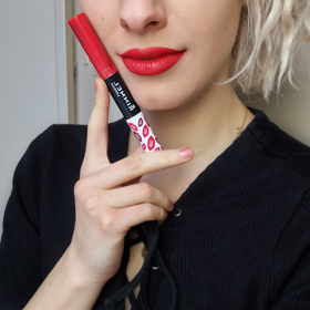 Dlouhotrvající rtěnka s broskvovým balzámem. Tato má ještě starý typ obalu. Rimmel, Provocalips, odstín 500 Kiss me you fool, 177 Kč