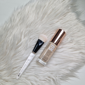 Podsaditý štětec s hustými štětinami je ideální pro práci s make-upem. Nyx, 479 Kč