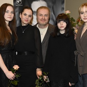 Dcera Báry Kodetové a Pavla Šporcla, Sophia, má výrazné černé vlasy a ofinku.