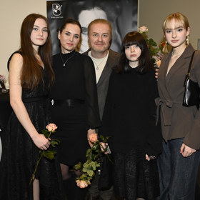 Lily (vpravo), třetí dcera Báry Kodetové, také přišla podpořit rodinu.