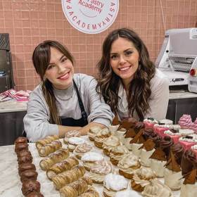 S Helenou Fléglovou spolupracuje také muzikálová zpěvačka a cukrářka Kamila Nývltová.