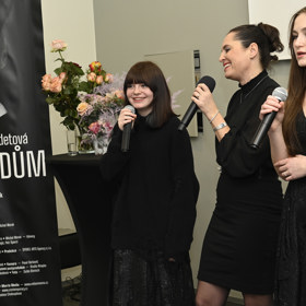 Bára Kodetová si na křtu své písně Náš dům zazpívala společně s dcerami Sophií a Violetou.