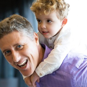 VÝCHOVA: Lev je báječný rodič. Své potomky chrání a bojoval by za ně i za cenu vlastního života. Děti lvů jsou do dospělosti velmi dobře vybaveny – s optimismem, silnou vůlí a sebejistotou překonávají všechny překážky, které by jim mohly bránit v úspěchu.