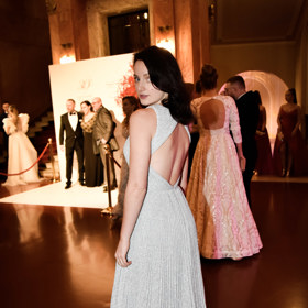 Odvážné šaty jí zakoupil manžel.