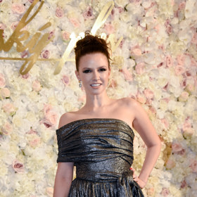 Přítelkyně Jaromíra Jágra Dominika Branišová oblékla róbu od návrhářky Zuzany Lešák Černé. Doplnila ji psaníčkem Yves Saint Laurent. „Zvolila jsem pro Dominiku nádhernou metalickou látku v antracitové barvě, kterou mám na Domče moc ráda. Střih šatů se neobešel bez obrovské vlečky a velkého množství látky," popisuje návrhářka.