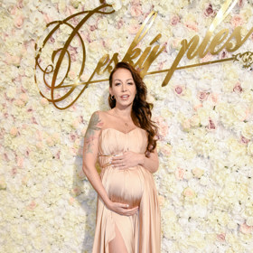 Agáta Hanychová předvedla těhotenské bříško v saténových šatech od návrhářky Sandry Markové. 