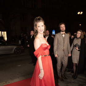 Jana Bernášková v rudé róbě od návrhářky Sandry Mark.