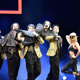 Tereza Mašková se v novém muzikálu The Bodyguard nechává nosit na rukou pohlednými mladíky.