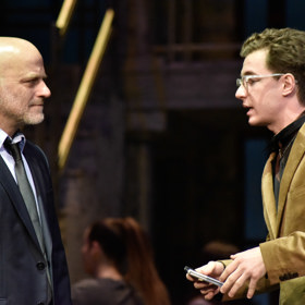 Hynek Čermák coby bodyguard a Oskar Hes jako PR manager.