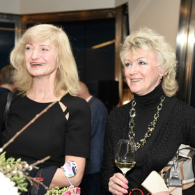 Máma Lucie Gelemové (vlevo) si nenechala ujít vernisáž na Žižkovské věži.