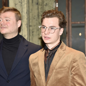 V Hudebním divadle Karlín působil také choreograf Richard Hes. Jeho syn Oskar se tak už jako dítě objevil na jevišti, na které se nyní vrací. 