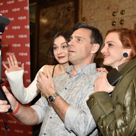 S vlastní kamerou se tak objevil i na tiskové konferenci k novému seriálu Zlatá labuť.