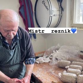 ...pod vedením zkušeného řeznického mistra.