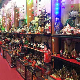 Po celém Japonsku lze v tento den vidět bohatou výzdobu. Dokonce se mezi městy soutěží o to, kdo má více vystavených panenek.