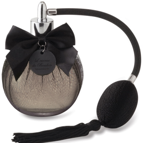 Dámský afrodisiakální parfém Bijoux Indiscrets L'essence du Boudoir. Snoubí v sobě sladké tóny růže, exotický nádech jasmínu, dřeva, koření a ylang-ylang. Yoo, 789 Kč