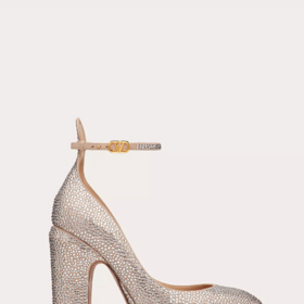 Valentino vysoké boty na platformě. 54 757 Kč