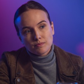 Kapitánka Fousová (Tereza Ramba) je příliš akční, což v terénu někdy představuje hrozbu pro ni i její kolegy.