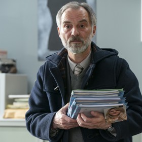 Jak si docent Stehlík poradí mezi vyšetřovateli vražd? Jako akademik a teoretik na něco takového nemá povahu...