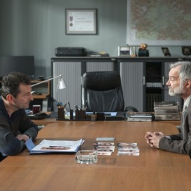 Docent: Přestože stojí na stejné straně zákona, představují dva různé světy. Major Šera (Ondřej Vetchý) je zkušený vyšetřovatel, který se nejlépe orientuje v terénu. Docent Stehlík (Ivan Trojan) je teoretik, který se věnuje psychologickému profilování pachatelů.