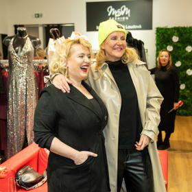 Miluška se prstýnkem pochlubila na večírku módní návrhářky Martiny Pipkové Loudové. Nechyběla na něm ani naše Máma na přechodu Vendula Pizingerová.