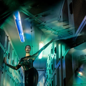 Tereza Bartoníčková je vědkyně a expertka v oblasti umělé inteligence, která se svým týmem reguluje dopad digitálních technologií na naši společnost.