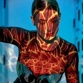 O vizuální efekty a světlenou kresbu se při focení postaral VJ PleiOne. (overal a kozačky Zara, korzet, náramky a helma Ivana Kaňkovská)