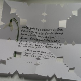 V Norsku mají asi hodně volného času, když stíhají napsat na Valentýna romantické verše na papír s umně vystřiženými vzory a přilepenou sněženkou. 