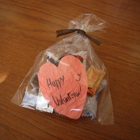 V Japonsku jsou aktivní dívky. Svým partnerům dávají velmi lahodné honmei čokolády. Kolegové z práce mají (viz foto) levnější variantu, která se jmenuje giri. Když vás někdo celý rok štve, dáte mu cho-giri, tedy ultra obyčejnou čokošku...