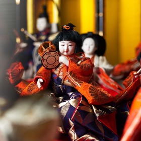 Vznikl v období Heian (794 až 1185 n. l.). Dle toho jsou také panenky oblečeny. Šlechta v té době holdovala mnohovrstevným, těžkým a zdobeným kimonům.