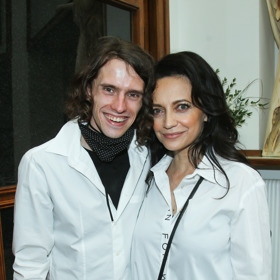 Syn Filip se zatím v divadle stará o techniku.