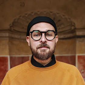 Přední český kadeřník Honza Kořínek radí ženám nastavit si ideální interval mezi návštěvami u kadeřníka na čtyři měsíce. Jedině tak si vlasy udržovacím sestřihem zachovají kvalitní a zdravý vzhled. Střih je navíc podpoří v přirozeném růstu.