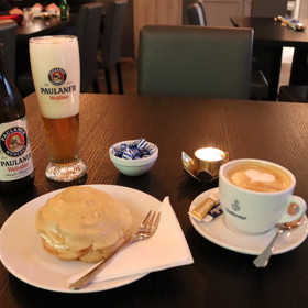 Obsluha vám ráda donese konkrétní pochutiny, které Karel Gott miloval.