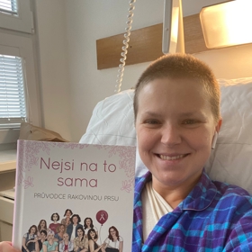 Když jí druhý den dva ze tří drénů odstranili, cítila se o hodně lépe. Během pobytu v nemocnici se také blíže seznámila s organizací Bellis, která podporuje mladé pacientky s rakovinou prsu. Jejich knihu Nejsi na to sama - průvodce rakovinou prsu by Hanka doporučila všem ženám s touto diagnózou.