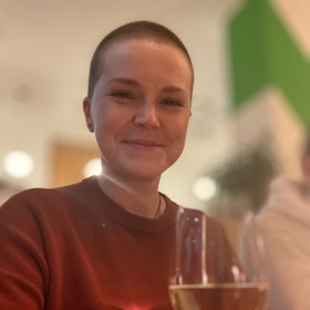 Problém nemá ani chodit do bazénu. Akorát ve společných sprchách musí občas čelit zvídaným pohledům na jizvy na hrudníku. Hanka se nicméně necítí ztrátou prsů nijak poznamenaná. "Nejsou to prsa, co dělá ženu ženou. Ale její chování, charakter, způsob myšlení, její nálady, ale i její hřejivá náruč. Prsa jsou bezesporu symbolem ženství, stejně jako boky či pas, ale nejsou symboly jedinými. Jinými slovy – ztráta poprsí pro mě nebyla ztrátou ženství," přiznává.