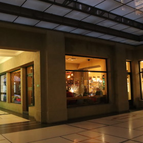 Kavárna se nachází naproti Divadlu v Dlouhé.