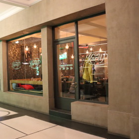 Nově otevřené Café Karel najdete v pasáži v Dlouhé ulici 39.