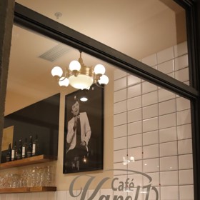 Karla Gotta můžete zahlédnout už při zběžném pohledu dovnitř.