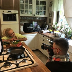 Vendula ve své prostorné kuchyni ve stylu Provence před objektivem fotografa Dana Sklenáře.