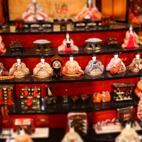 Když se někomu narodí holčička, měla by se do rodinné sbírky koupit nová panenka...