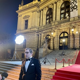 Před pražským Rudolfinem natáčel Jiří Havelka tradiční televizní spoty pro Magnesii.